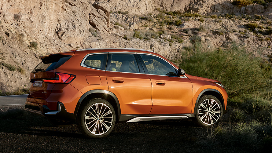 BMW X1 U11 treća generacija tri četvrtine pogled sprijeda na cesti BMW X serije BMW X1 U11 treća generacija tri četvrtine pogled sprijeda na cesti