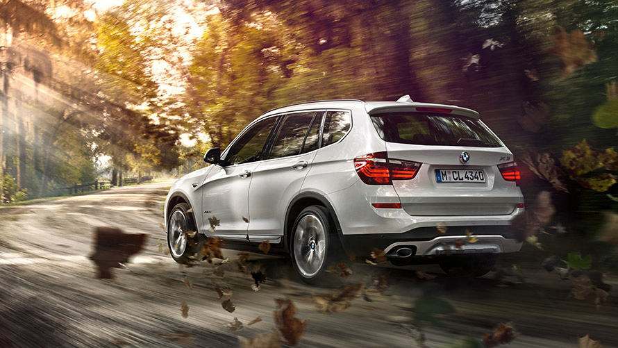 Tročetvrtinski prikaz stražnjeg kraja BMW-a X3 F25 druge generacije u vožnji na ulici BMW serije X; Tročetvrtinski prikaz stražnjeg kraja BMW-a X3 F25 druge generacije u vožnji na ulici