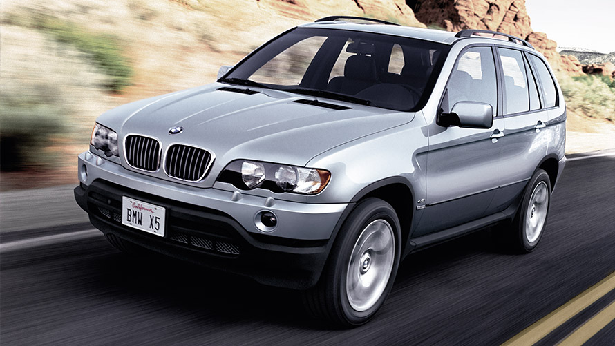 Tročetvrtinski prikaz prednjeg kraja BMW-a X5 E53 prve generacije u vožnji na ulici BMW serije X; Tročetvrtinski prikaz prednjeg kraja BMW-a X5 E53 prve generacije u vožnji na ulici
