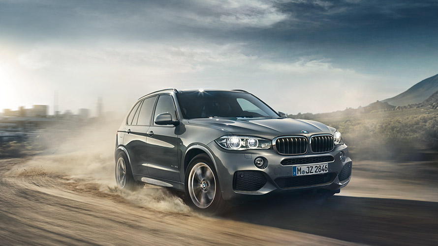 BMW X5 F15 third generTročetvrtinski prikaz prednjeg kraja BMW-a X5 F15 treće generacije u vožnjiation three-quarter front view driving BMW serije X; Tročetvrtinski prikaz prednjeg kraja BMW-a X5 F15 treće generacije u vožnji