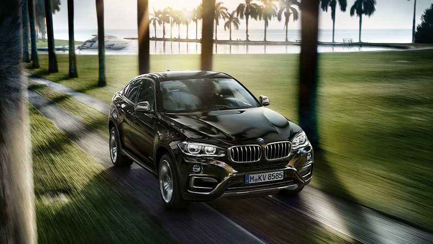 Tročetvrtinski prikaz prednjeg kraja BMW-a X6 F16 druge generacije u vožnji BMW serije X; Tročetvrtinski prikaz prednjeg kraja BMW-a X6 F16 druge generacije u vožnji