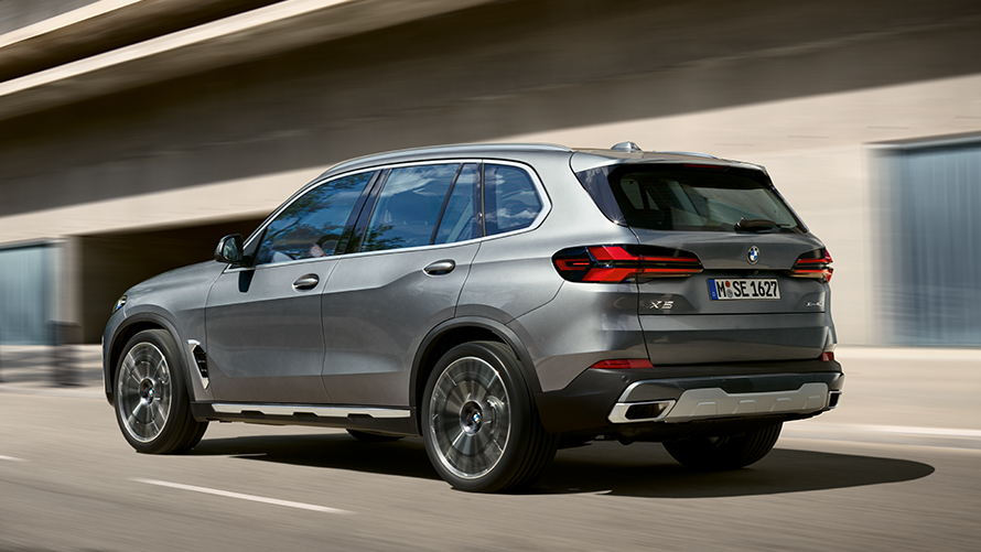 BMW serije X BMW X5 G05 pete generacije tročetvrtinski pogled straga BMW serije X BMW X5 G05 pete generacije tročetvrtinski pogled straga u vožnji ulicom