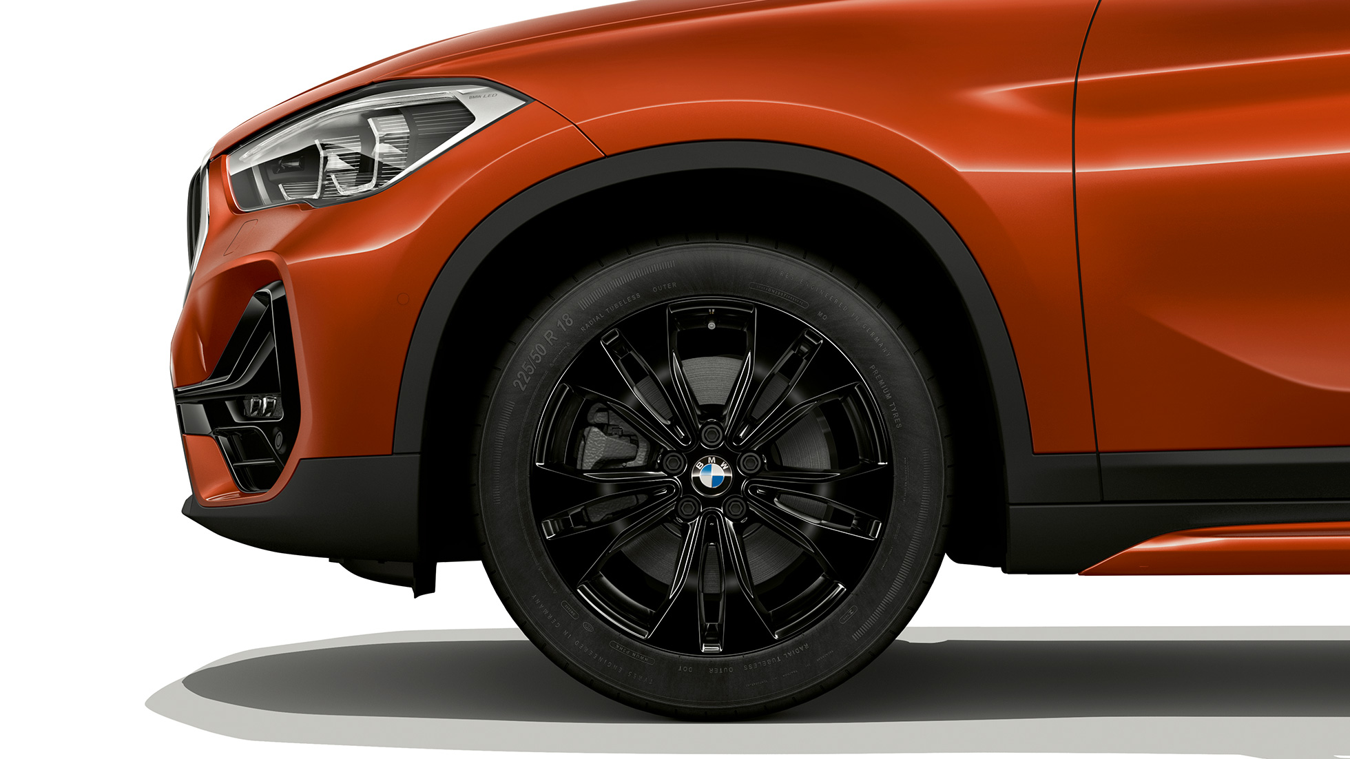 BMW X1, Model Sport Line, lakometalni kotači BMW X1, Model Sport Line, bočni pogled sa detaljnim pregledom lakometalnih kotača