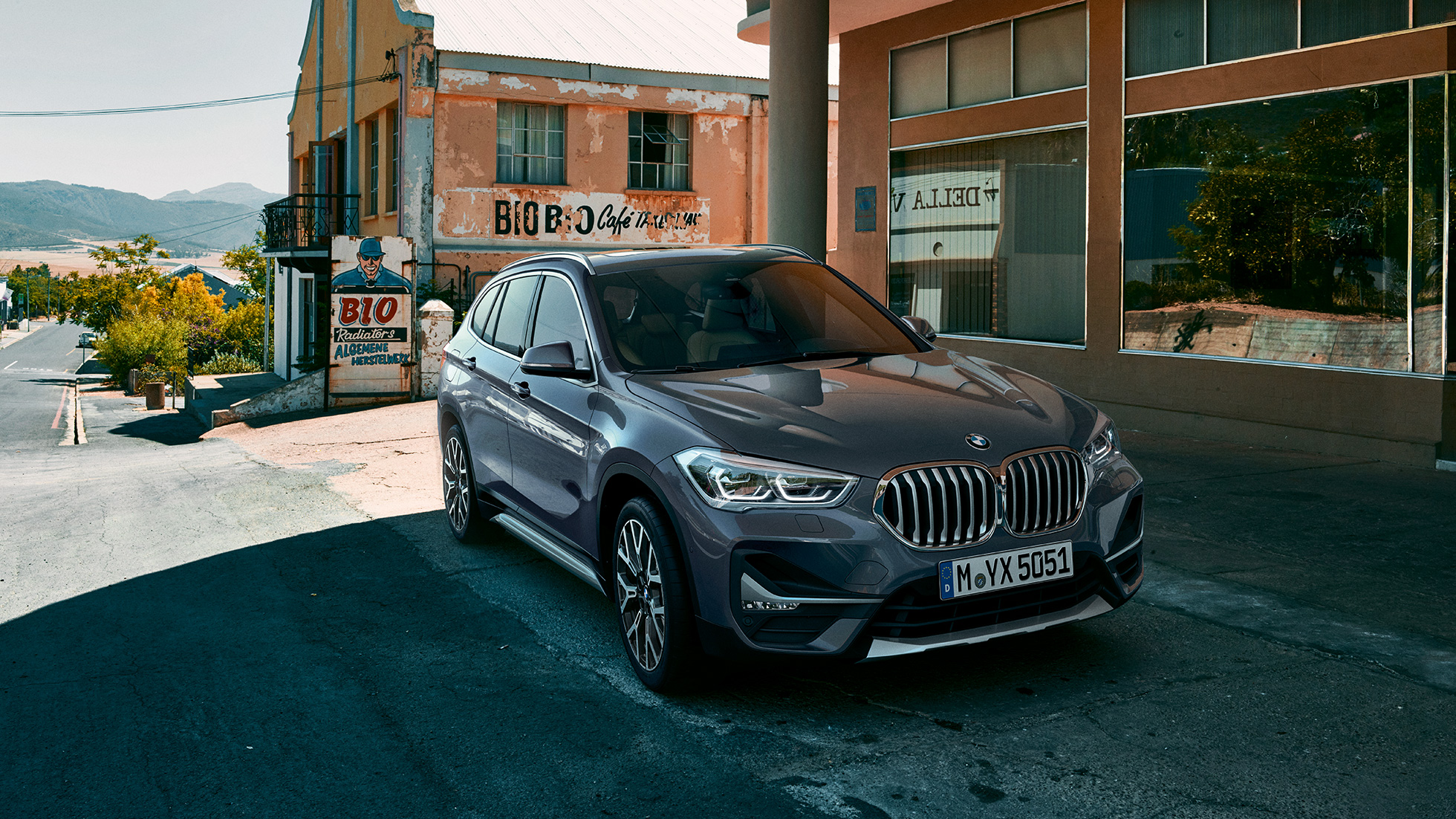 BMW X1, tročetvrtinski prednji prikaz. BMW X1, tročetvrtinski prednji prikaz parkiranog vozila u urbanoj sredini.