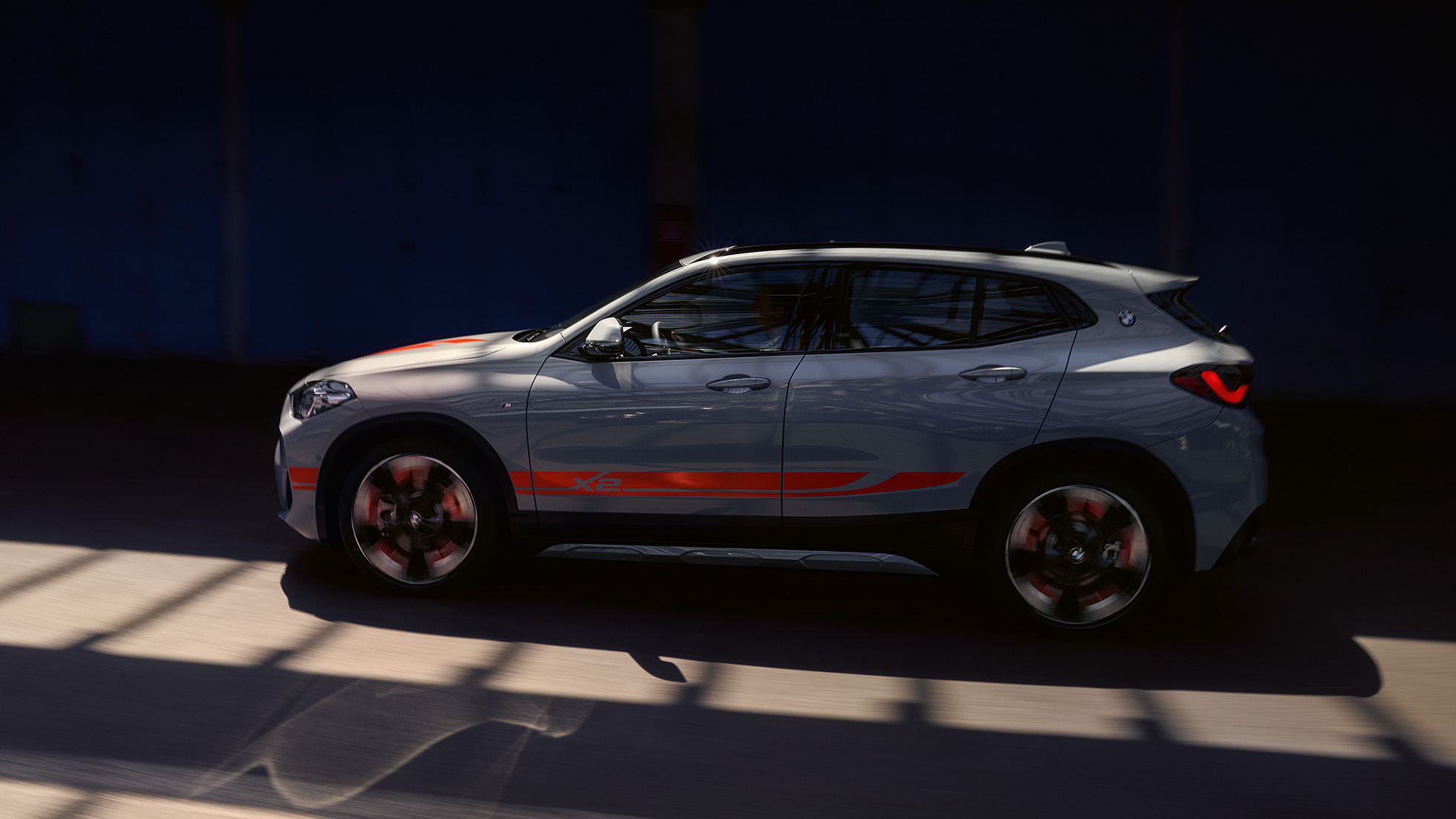 Pogled s boka BMW X2 F39 BMW X2 2020 F39 Brooklyn Grey pogled s boka