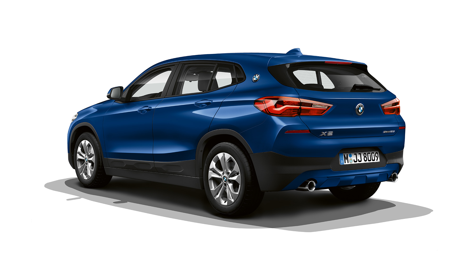 Tročetvrtinski prikaz stražnjeg kraja BMW-a X2 sDrive20i model Advantage Tročetvrtinski prikaz stražnjeg kraja BMW-a X2 sDrive20i model Advantage 2018 F39 Mediterranean Blue metalik boje