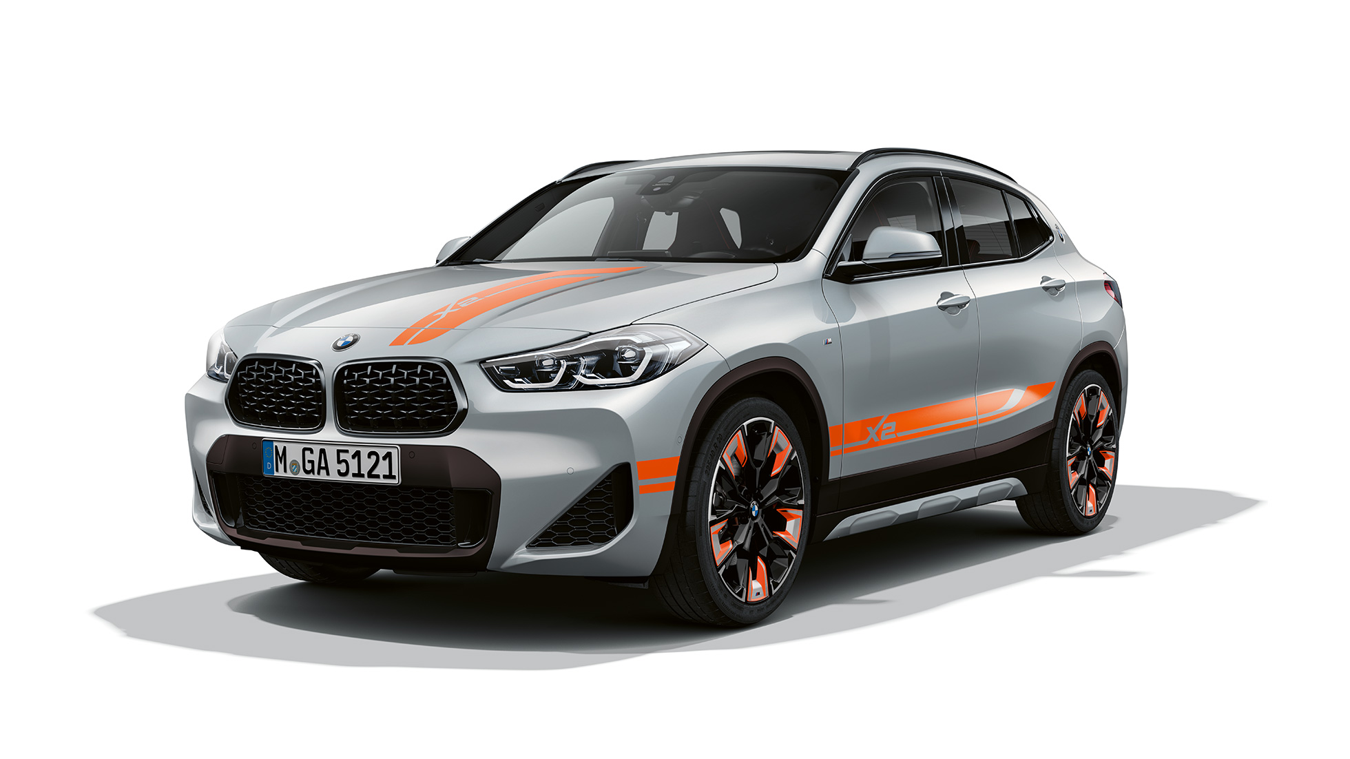 Tročetvrtinski pogled sprijeda BMW X2 Model Edition M Mesh BMW X2 Model Edition M Mesh 2020 F39 Brooklyn Grey tročetvrtinski pogled sprijeda