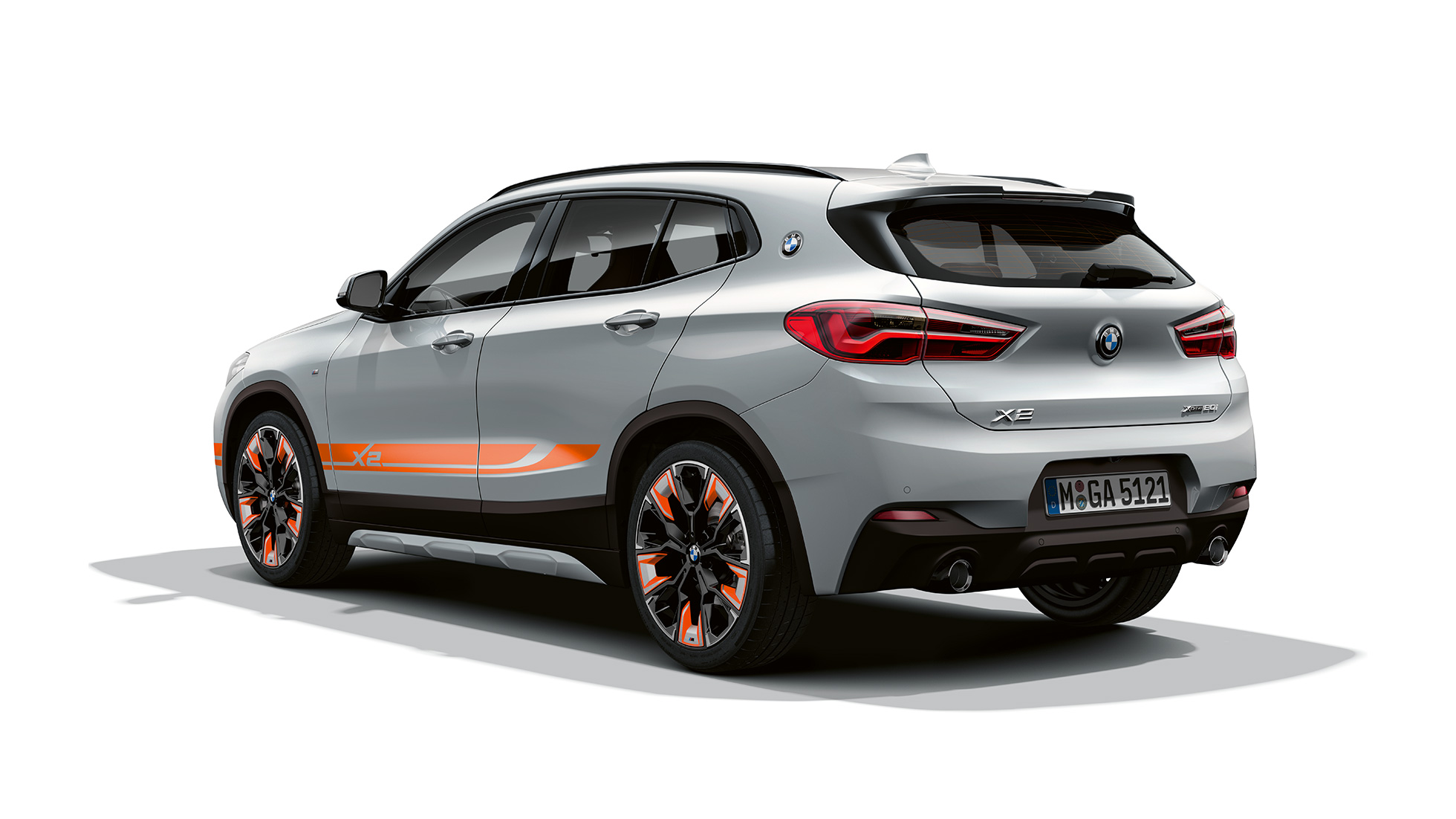 Tročetvrtinski pogled straga BMW X2 Model Edition M Mesh BMW X2 Model Edition M Mesh 2020 F39 Brooklyn Grey tročetvrtinski pogled straga