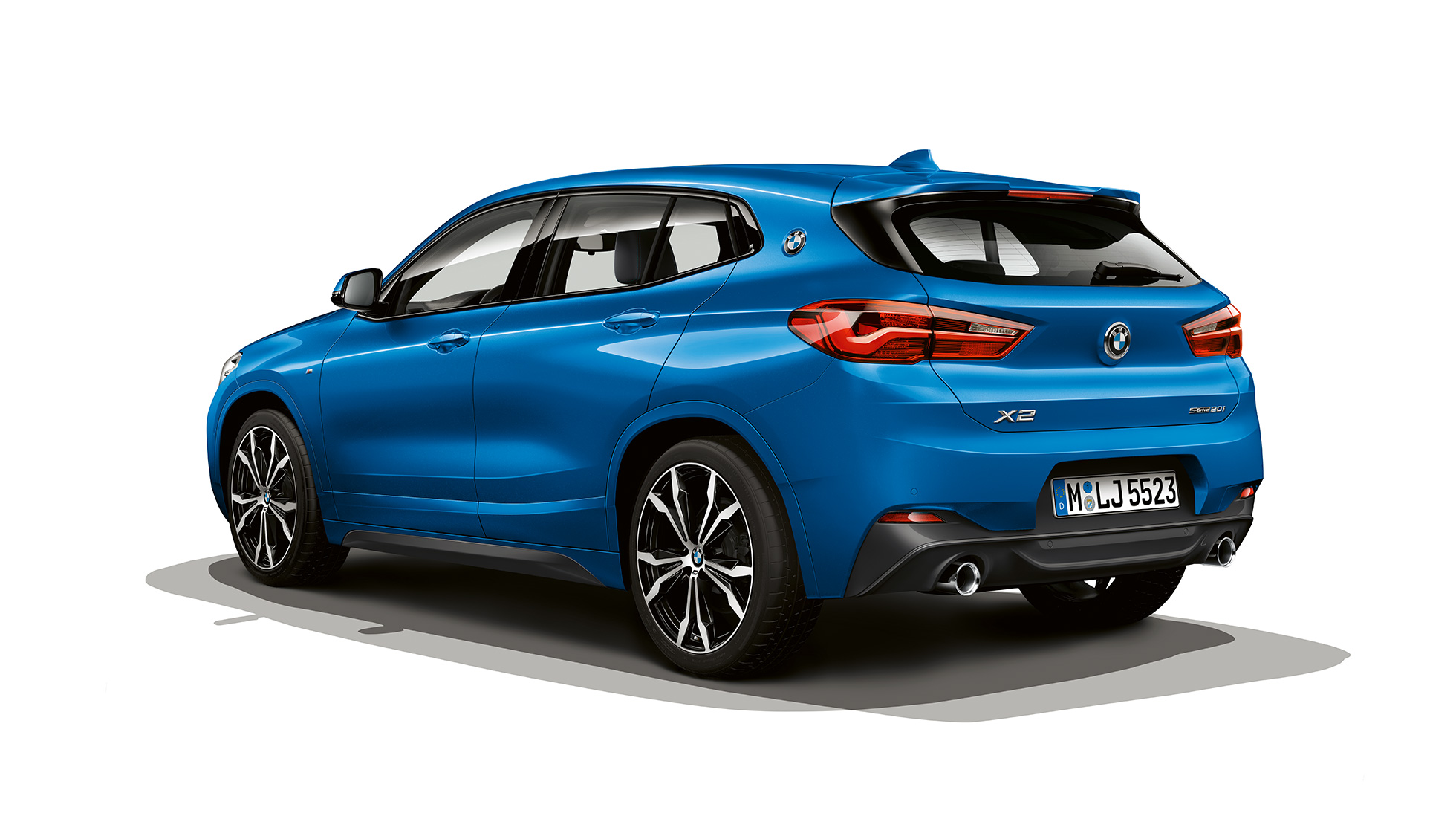 Tročetvrtinski bočni prikaz BMW-a X2 sDrive20i model M Sport Tročetvrtinski bočni prikaz BMW-a X2 sDrive20i model M Sport 2018 F39 Misano Blue metalik boje