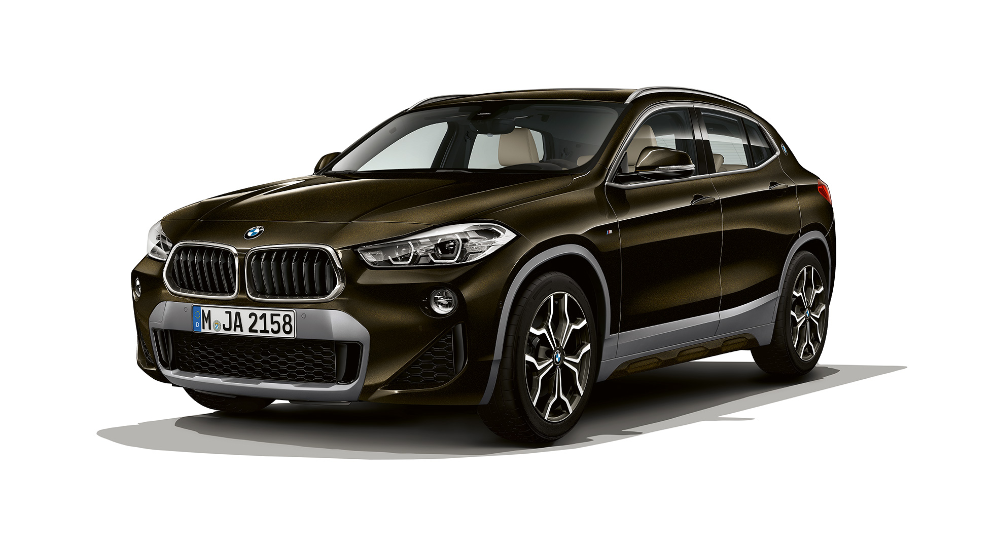 Tročetvrtinski prikaz prednjeg kraja BMW-a X2 sDrive20i model M Sport X Tročetvrtinski prikaz prednjeg kraja BMW-a X2 sDrive20i model M Sport X 2018 F39 Sparkling Storm boje s efektom briljanta