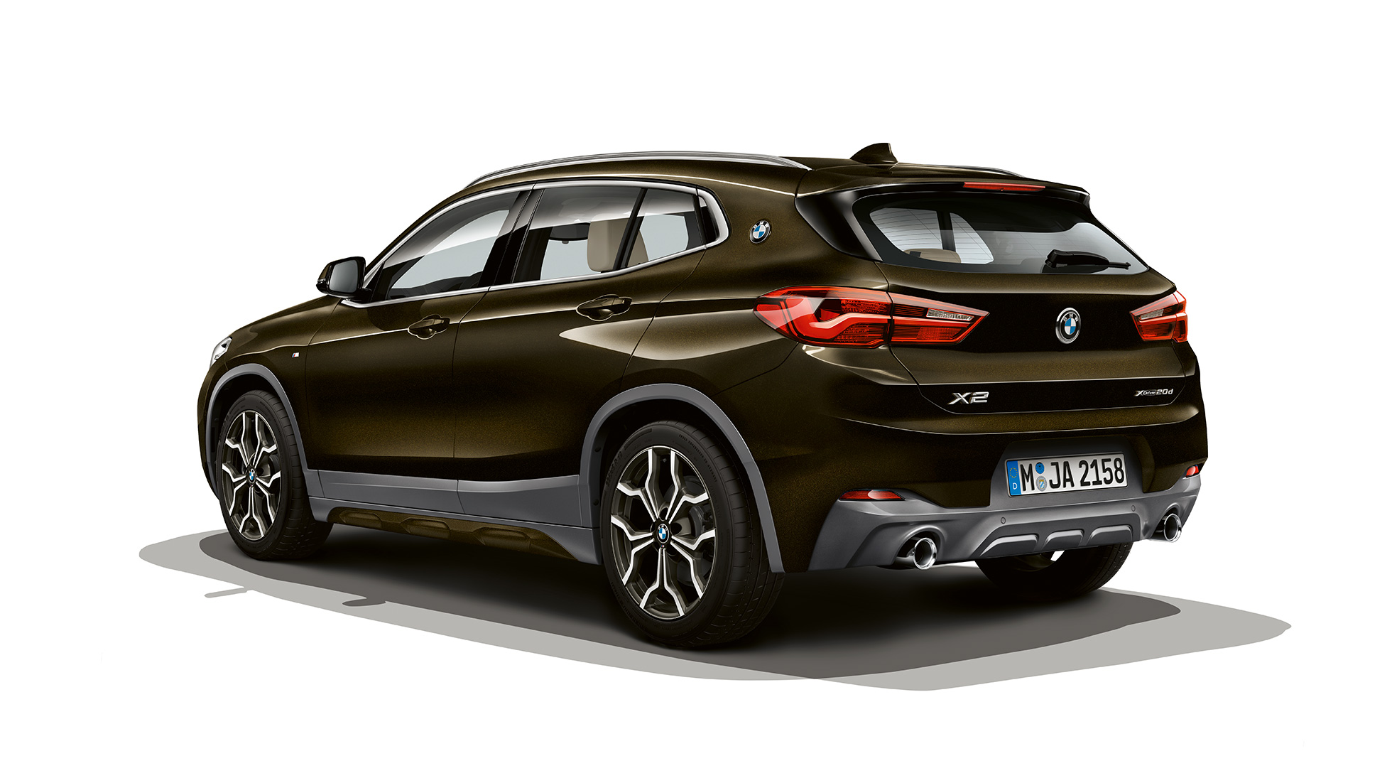 Tročetvrtinski prikaz stražnjeg kraja BMW-a X2 sDrive20i model M Sport X Tročetvrtinski prikaz stražnjeg kraja BMW-a X2 sDrive20i model M Sport X 2018 F39 Sparkling Storm boje s efektom briljanta