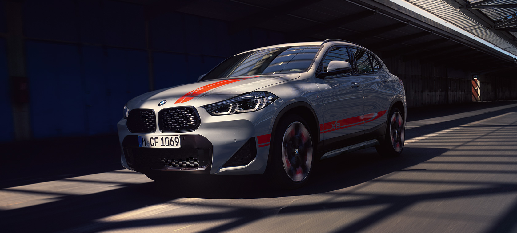 Tročetvrtinski pogled sprijeda BMW X2 F39 Tročetvrtinski pogled sprijeda BMW X2 2020 F39 Brooklyn Grey u vožnji