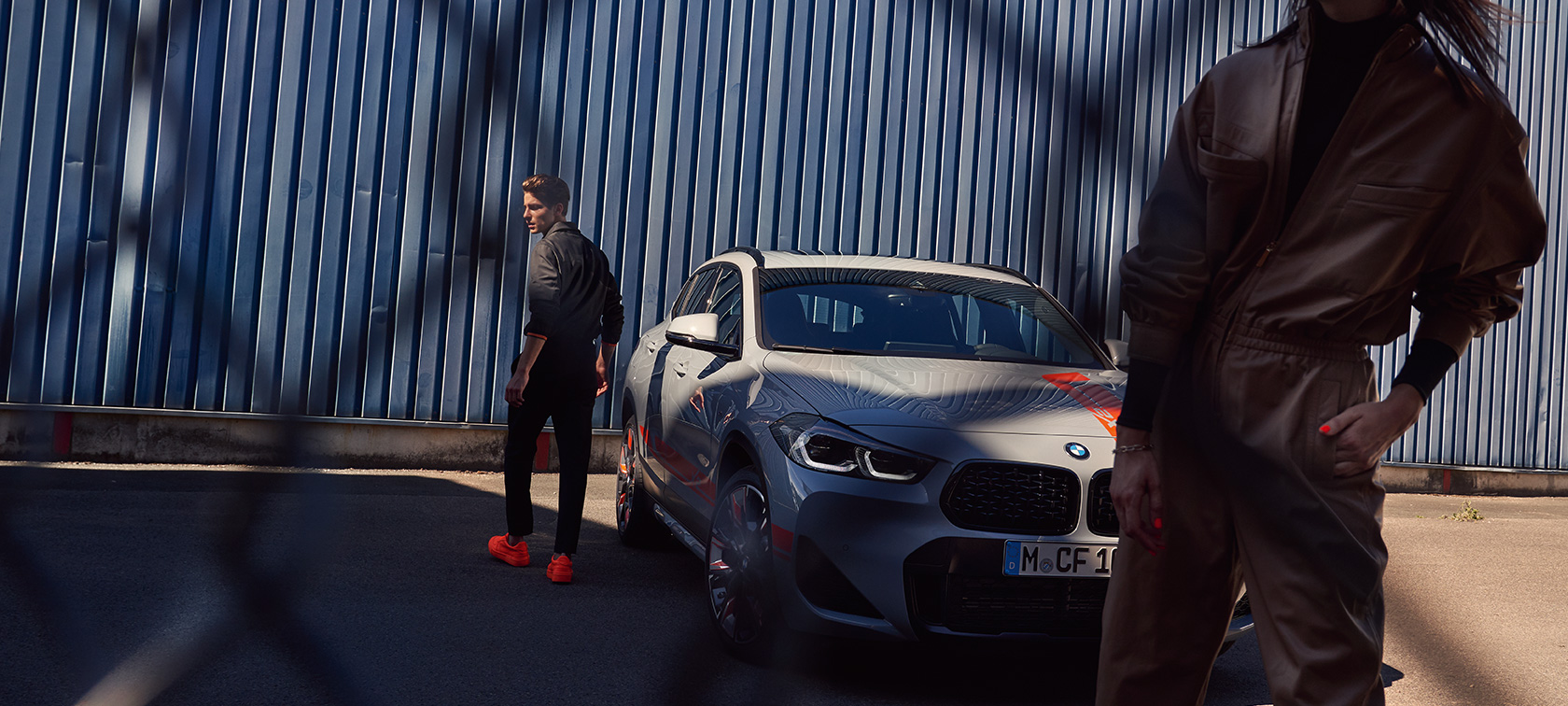 Tročetvrtinski pogled sprijeda BMW X2 F39 BMW X2 2020 F39 Brooklyn Grey tročetvrtinski pogled sprijeda