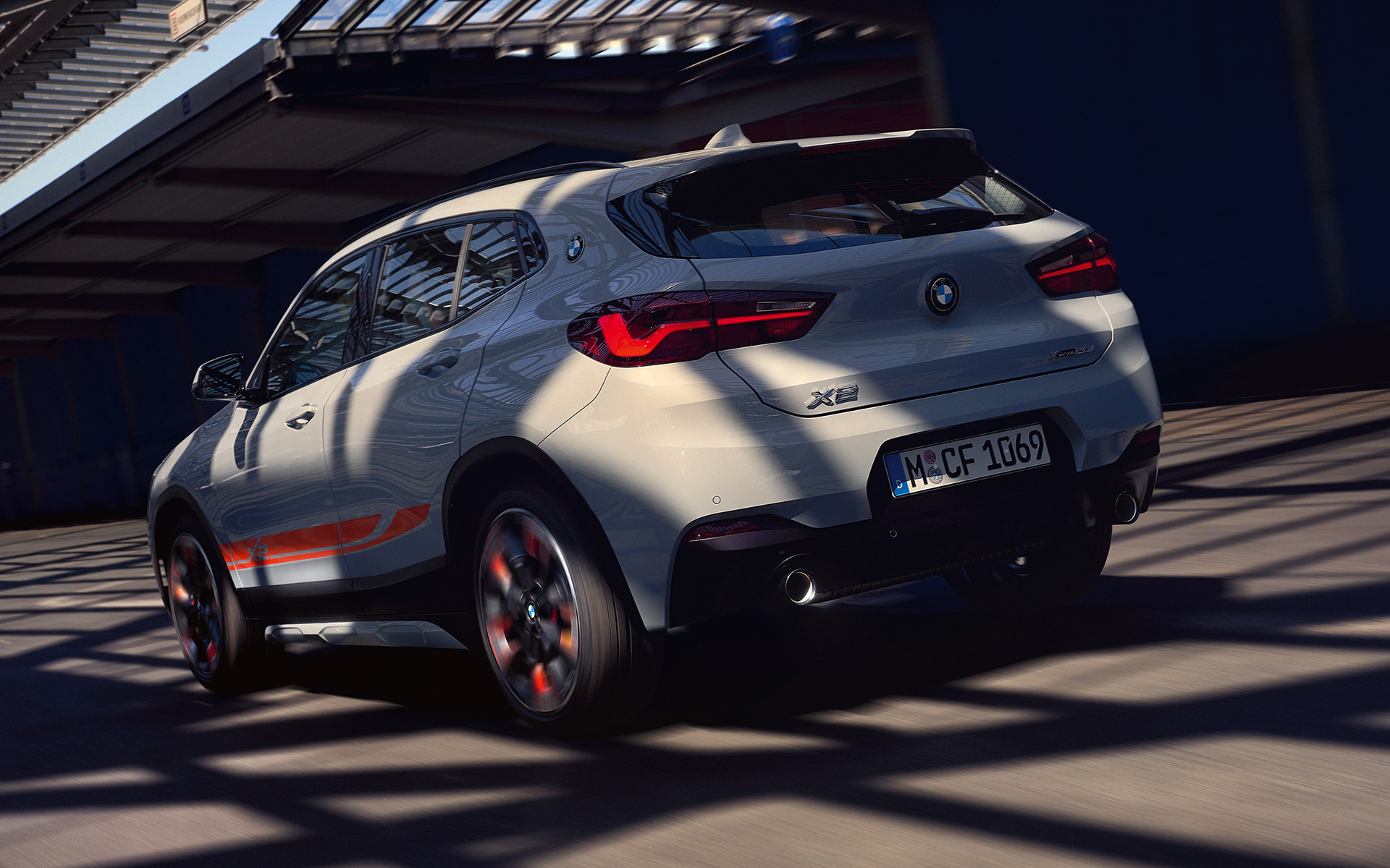 BMW X2 F39 2020 Brooklyn Grey tročetvrtinski pogled straga