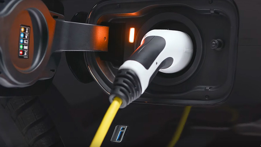 BMW plug-in hibrid povezan s kablom za punjenje BMW plug-in hibrid povezan s kablom za punjenje krupni plan