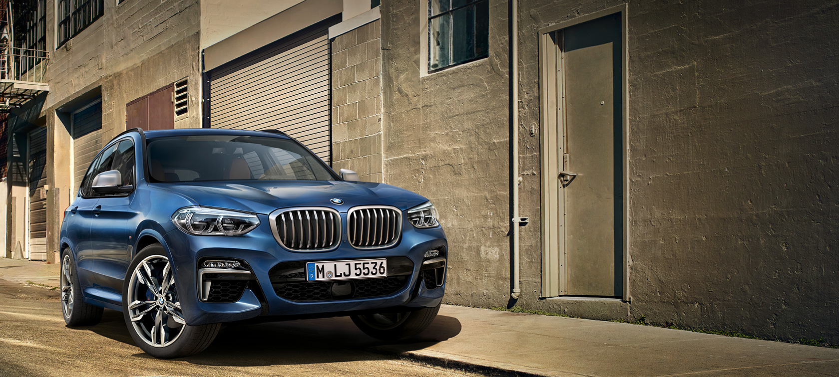 BMW X3 M40i, prikaz ispred zida kuće BMW X3 M40i, prikaz ispred zida kuće