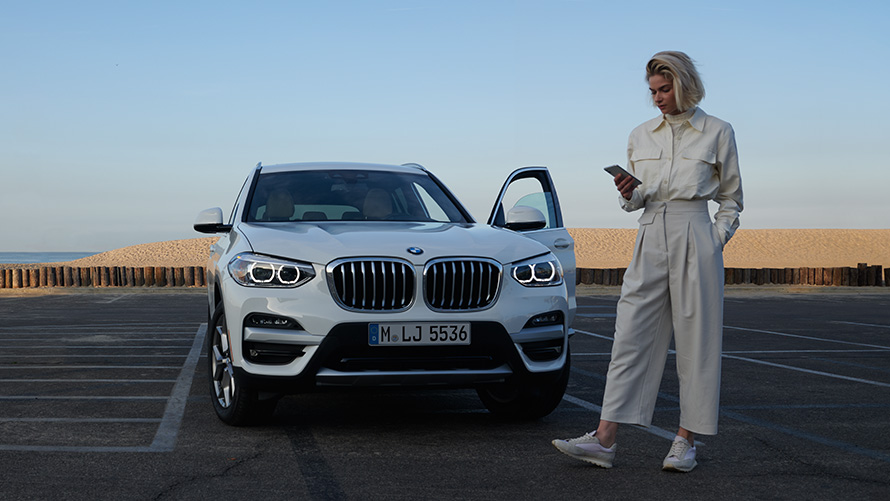 BMW X3 G01 Brochure aplikacija ženska osoba pokraj BMW-a 2021 BMW X3 G01 Brochure aplikacija 2021