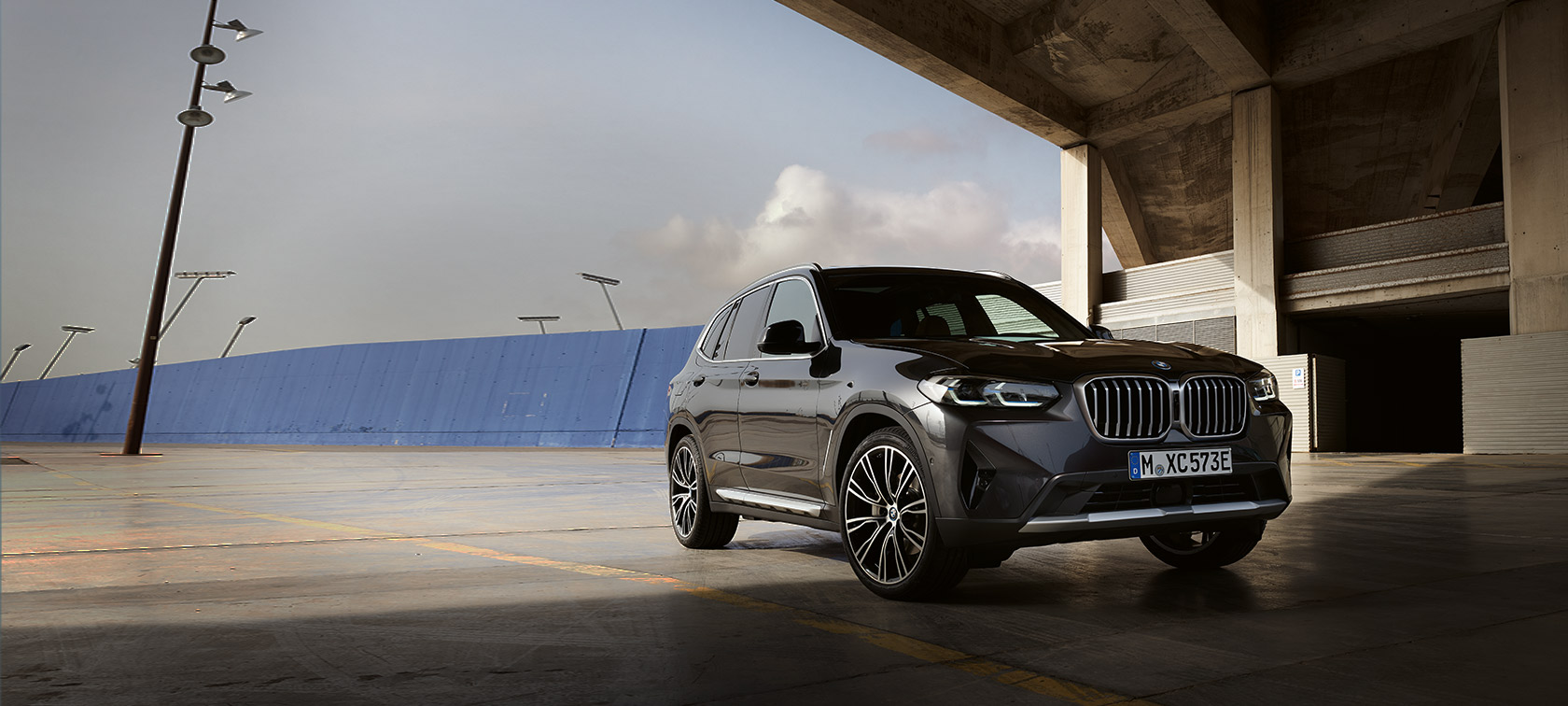 BMW X3 G01 Sophisto Grey troečtvrtinski pogled sprijeda ispred hangara 2021