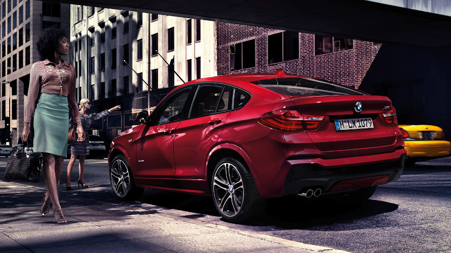 Dizajn BMW X4 u gradu.