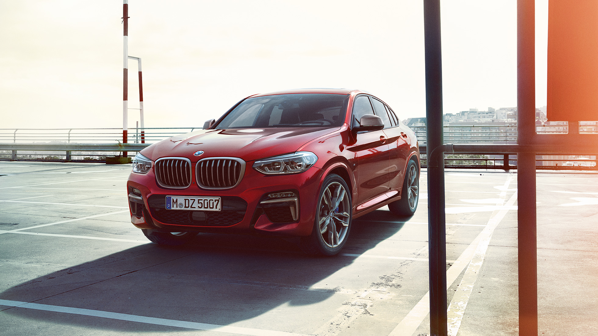 BMW X4 vanjština BMW X4 M40i G02 2018 Flamenco crvena sa briljantnim efektom tročetvrtinski pogled sprijeda