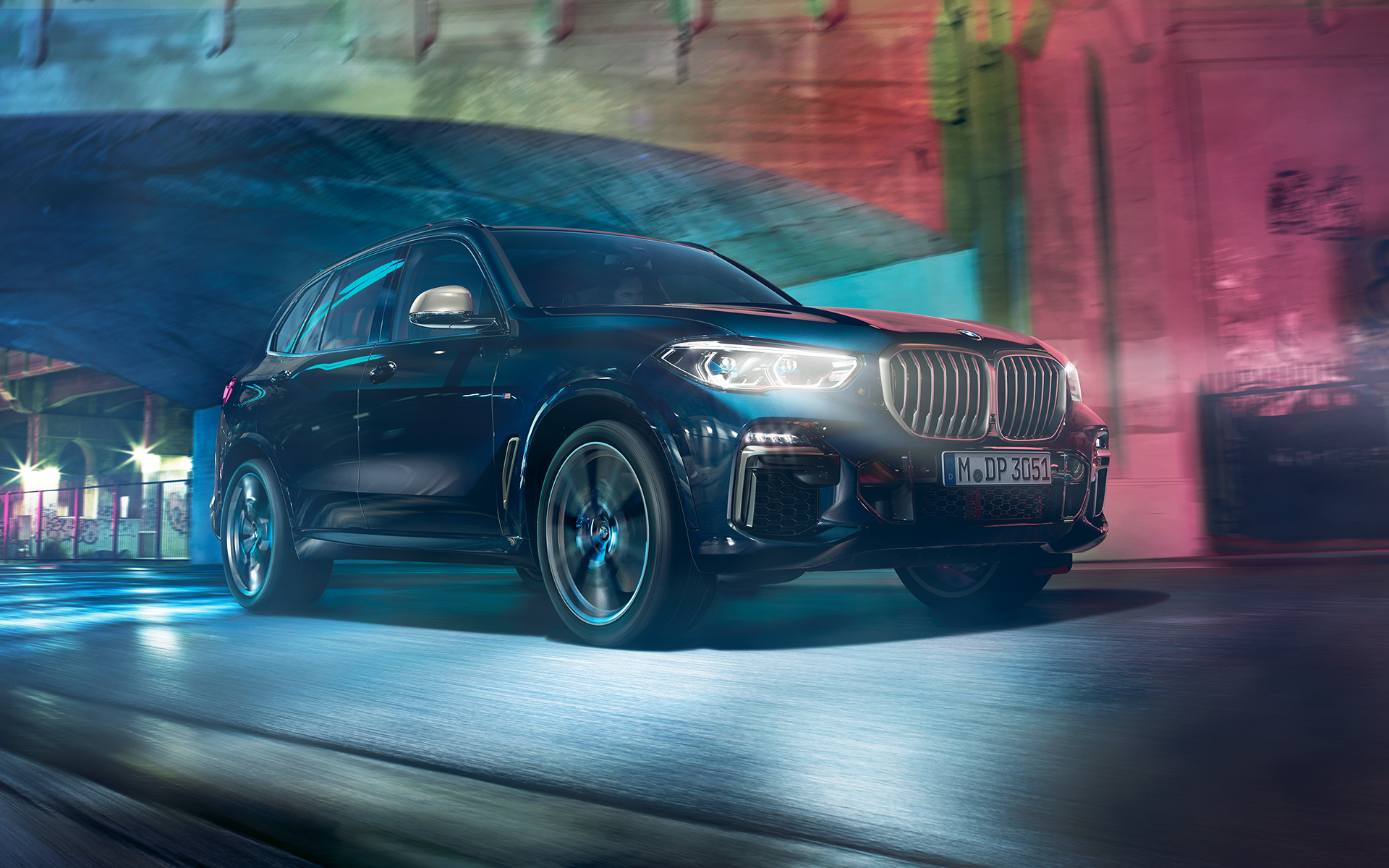 BMW X5 M50d u akciji Prikaz vožnje BMW-a X5 M50d noću u urbanoj sredini