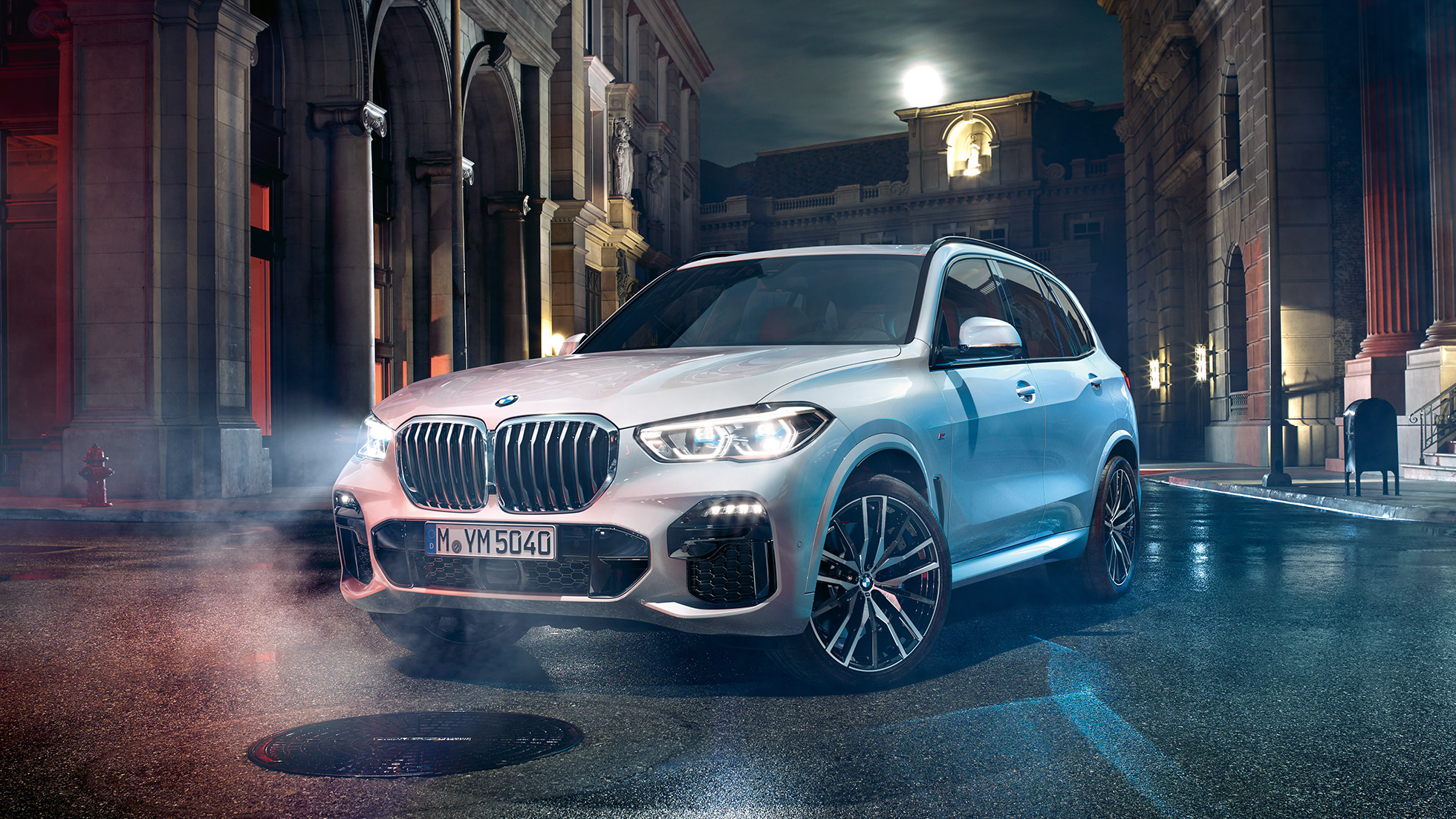 Tročetvrtinski prikaz prednjeg kraja BMW-a X5 Tročetvrtinski noćni prikaz prednjeg kraja BMW-a X5 G05 2018 Mineral White metalik boje