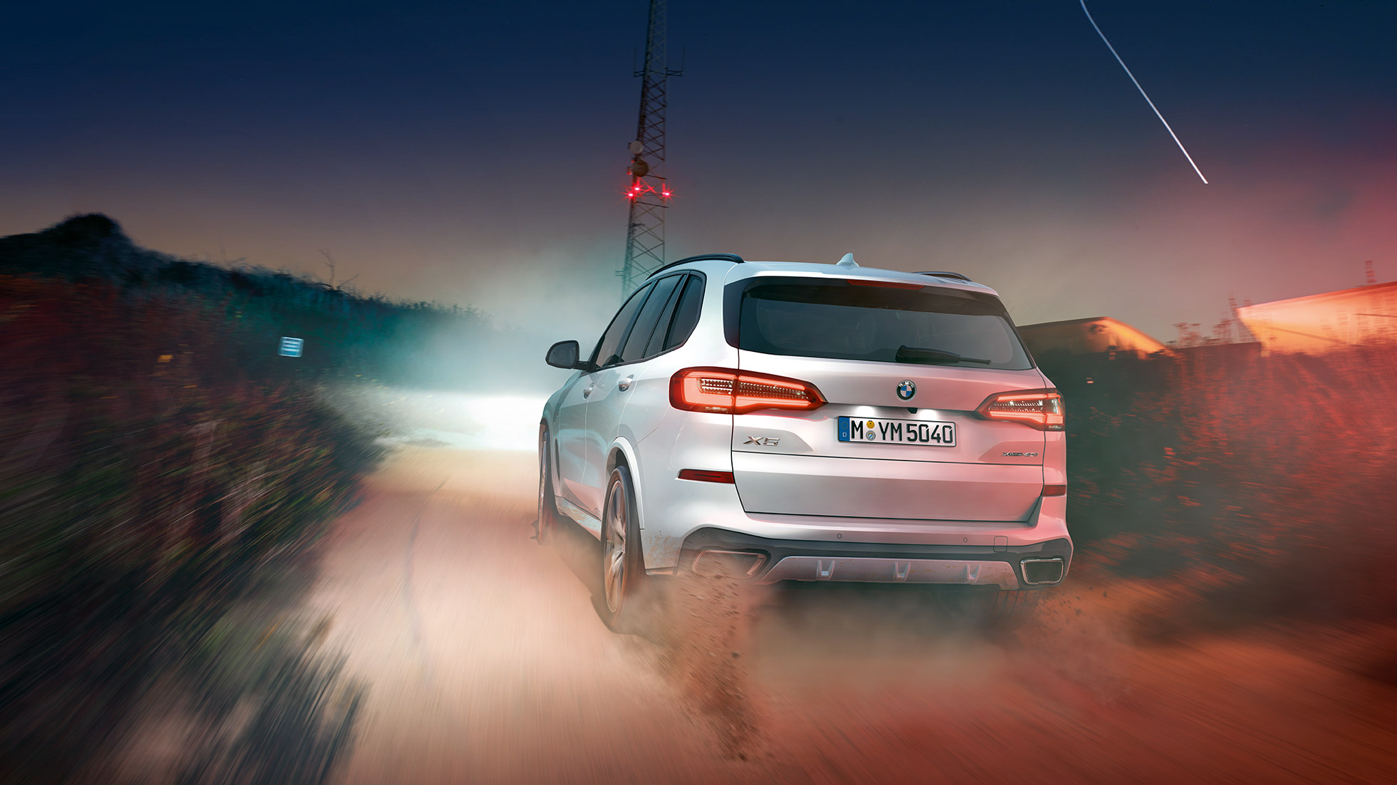 Prikaz stražnjeg kraja BMW-a X5 Prikaz stražnjeg kraja BMW-a X5 xDrive40i G05 2018 Mineral White metalik boje