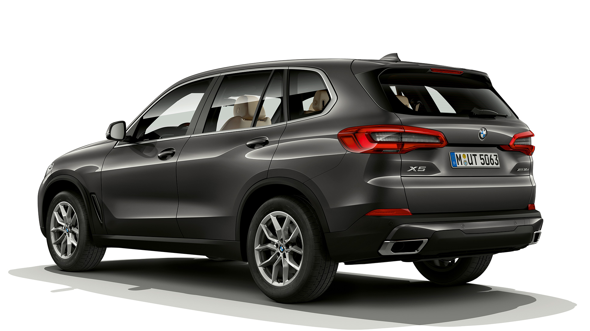 Tročetvrtinski prikaz stražnjeg kraja osnovnog modela BMW-a X5 xDrive30d Tročetvrtinski prikaz stražnjeg kraja osnovnog modela BMW-a X5 xDrive30d G05 2018 Sophisto Grey Brilliant Effect metalik boje