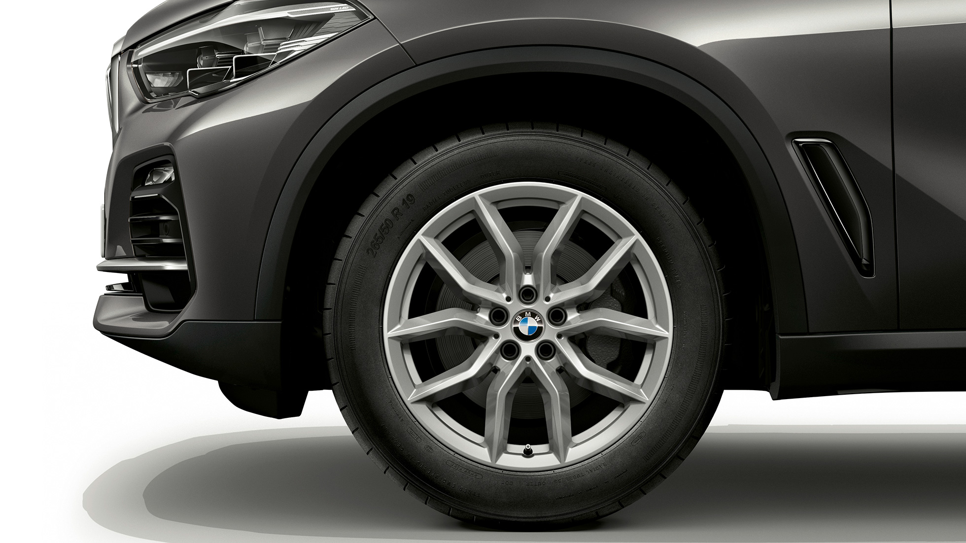Bočni prikaz prednjeg kraja s naplatkom osnovnog modela BMW-a X5 xDrive30d Bočni prikaz prednjeg kraja s naplatkom osnovnog modela BMW-a X5 xDrive30d G05 2018 Sophisto Grey Brilliant Effect metalik boje