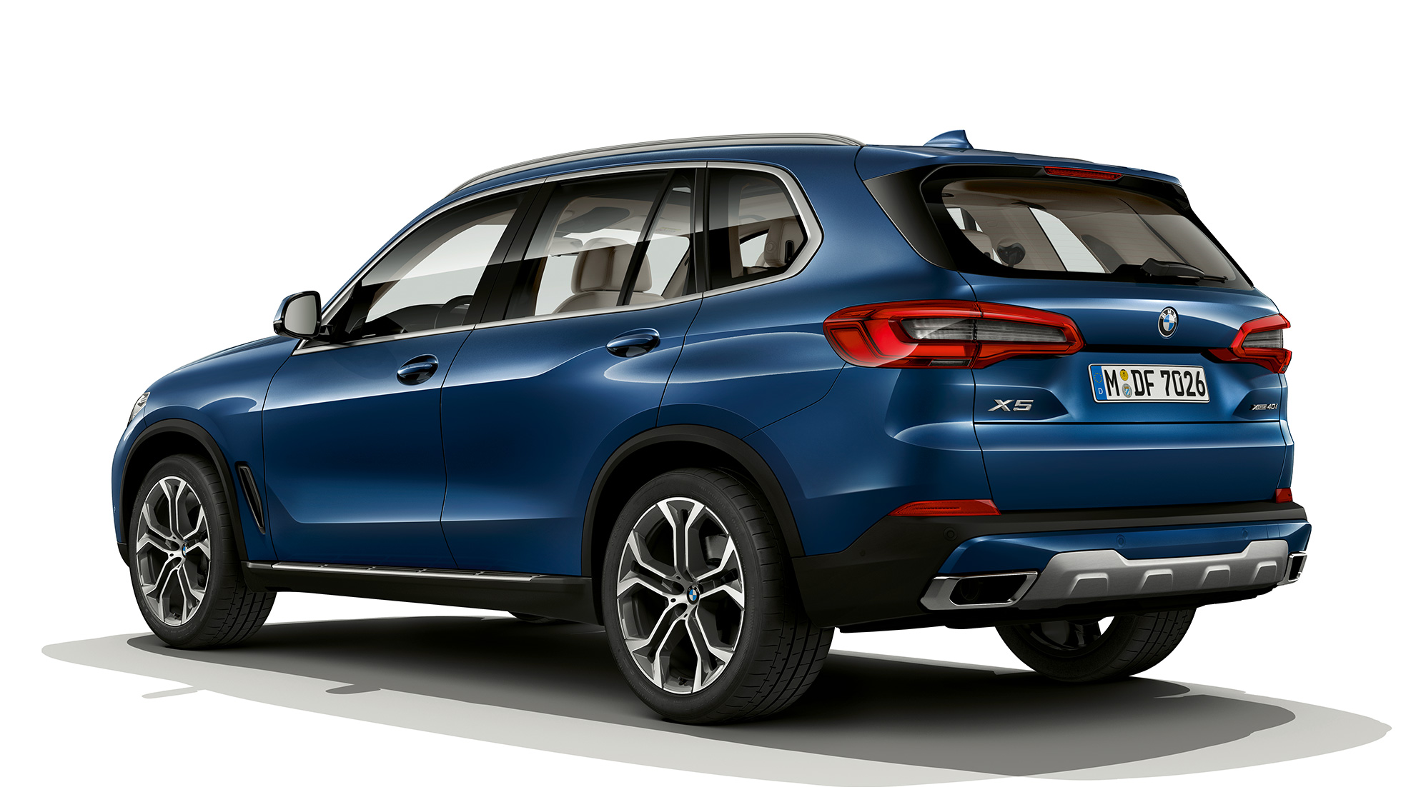 Tročetvrtinski prikaz stražnjeg kraja modela xLine BMW X5 xDrive40i Tročetvrtinski prikaz stražnjeg kraja modela xLine BMW X5 xDrive40i G05 2018 Phytonic Blue metalik boje