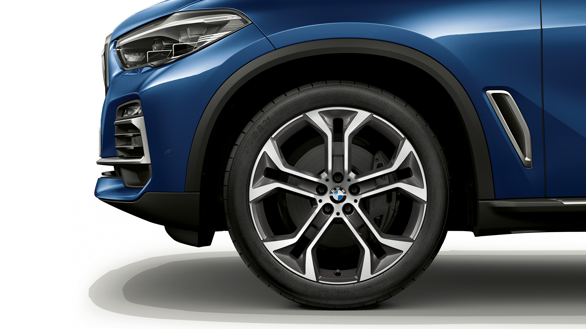 Bočni prikaz prednjeg kraja s naplatkom modela xLine BMW X5 xDrive40i Bočni prikaz prednjeg kraja s naplatkom modela xLine BMW X5 xDrive40i G05 2018 Phytonic Blue metalik boje