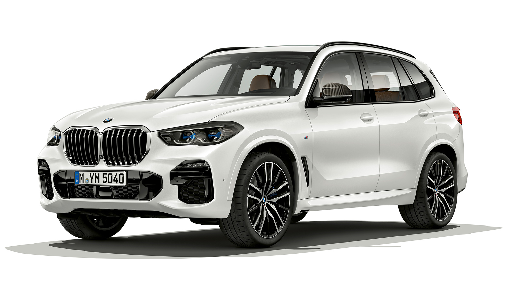 Tročetvrtinski prikaz prednjeg kraja modela M Sport BMW X5 xDrive40i Tročetvrtinski prikaz prednjeg kraja modela M Sport BMW X5 xDrive40i G05 2018 Mineral White metalik boje