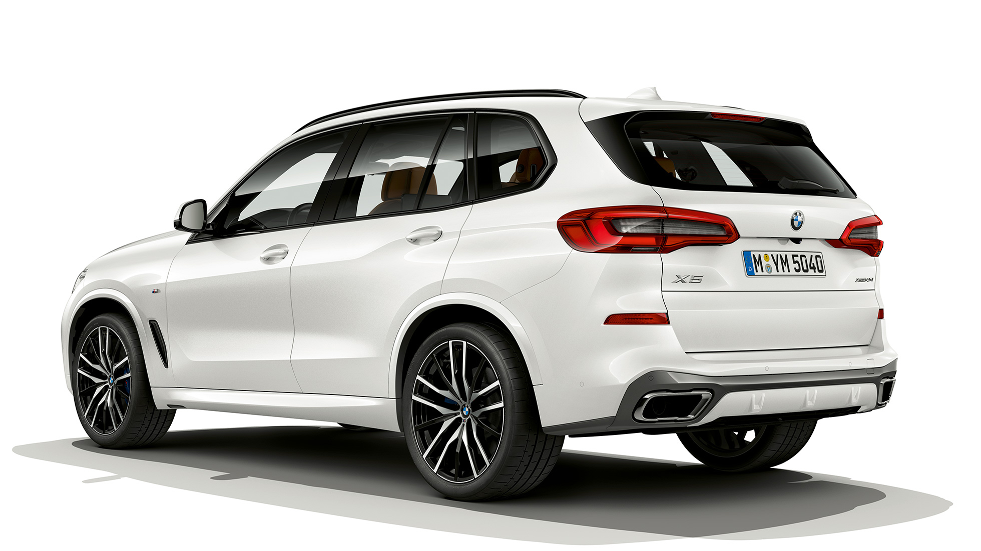 Tročetvrtinski prikaz stražnjeg kraja modela M Sport BMW X5 xDrive40i Tročetvrtinski prikaz stražnjeg kraja modela M Sport BMW X5 xDrive40i G05 2018 Mineral White metalik boje