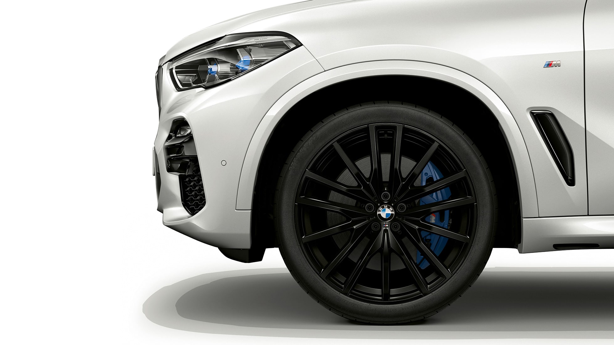 Bočni prikaz prednjeg kraja s naplatkom modela M Sport BMW X5 xDrive40i Bočni prikaz prednjeg kraja s naplatkom modela M Sport BMW X5 xDrive40i G05 2018 Mineral White metalik boje