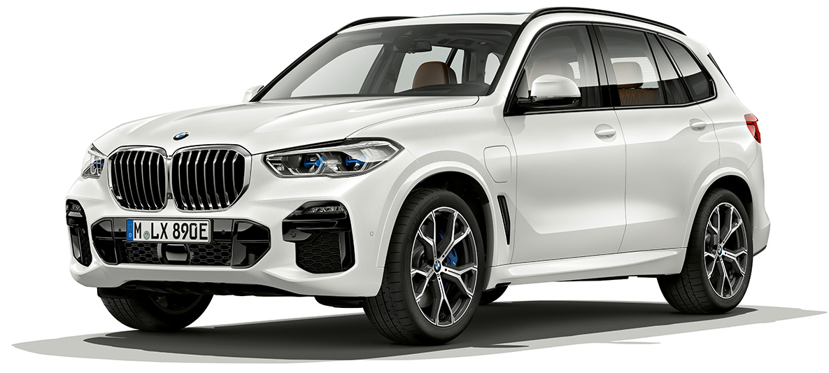 Tročetvrtinski prikaz prednjeg kraja BMW-a X5 xDrive45e Ptičji pogled na tročetvrtinski prikaz prednjeg kraja BMW-a X5 xDrive45e G05 2018 Mineral White metalik boje
