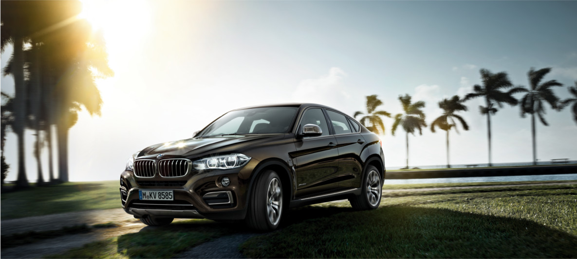 Inteligentna laka konstrukcija BMW X6 na obali.