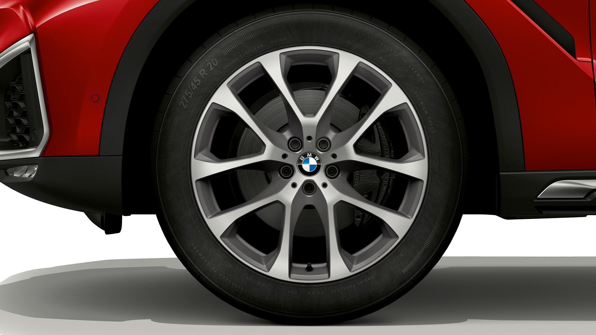 BMW X6 s opcijom opreme BMW xLine, lakometalni kotači. BMW X6 s opcijom opreme BMW xLine s fokusom na lakometalne kotače.