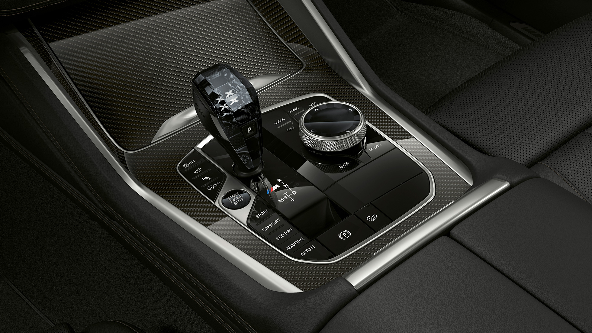 BMW X6 s opcijom opreme BMW xLine, središnja konzola. Unutrašnjost BMW-a X6 s opcijom opreme BMW xLine s fokusom na središnju konzolu.