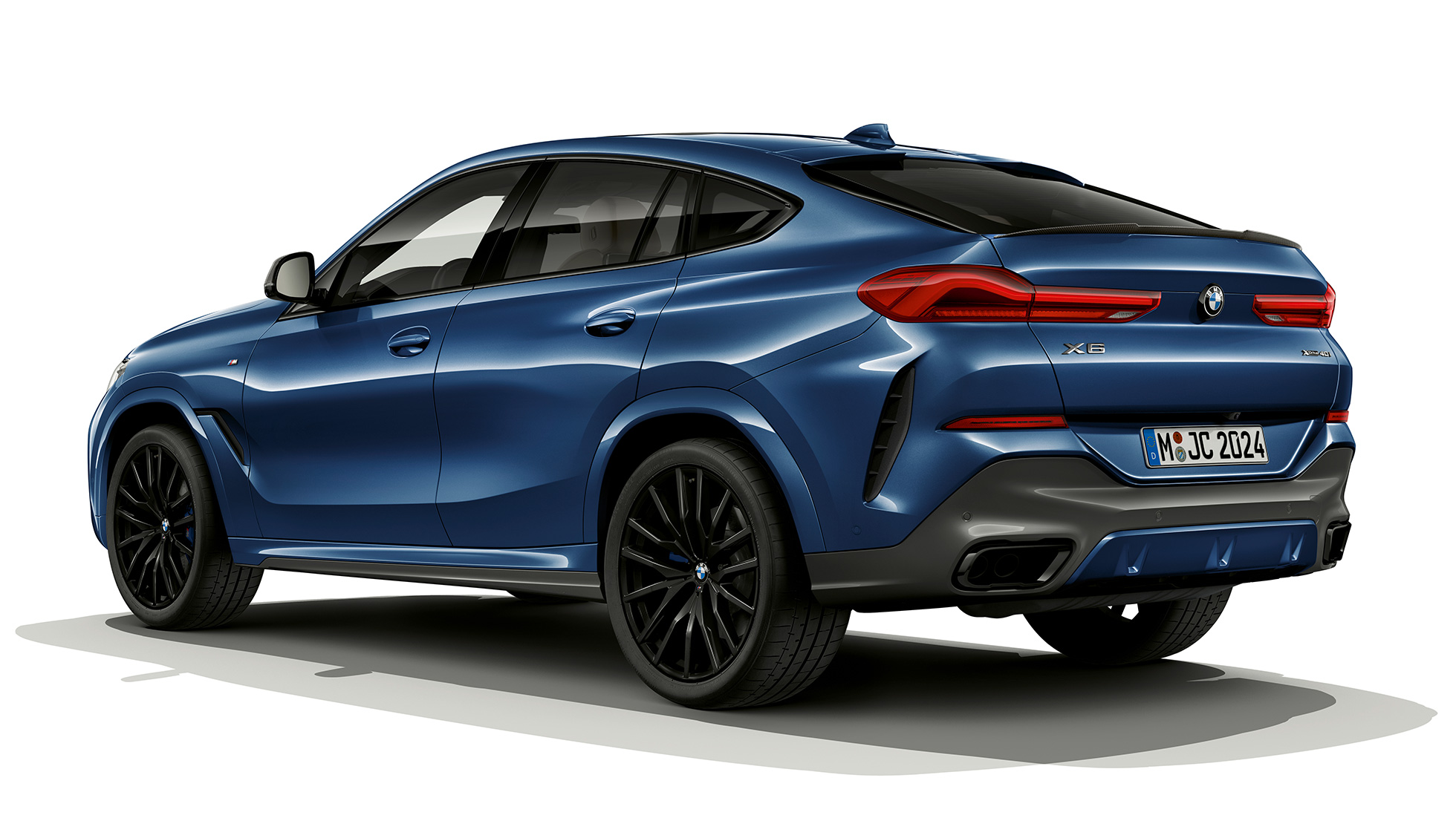 BMW X6 s opcijom opreme M Sport paket, vanjština. BMW X6 s opcijom opreme M Sport paket u tročetvrtinskom prikazu stražnjeg kraja.