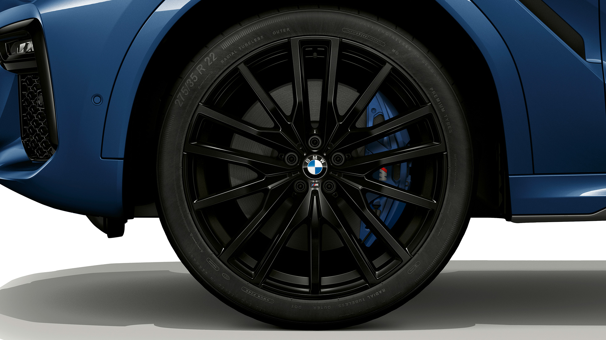 BMW X6 s opcijom opreme M Sport paket, lakometalni kotači. BMW X6 s opcijom opreme M Sport paket s fokusom na lakometalne kotače.