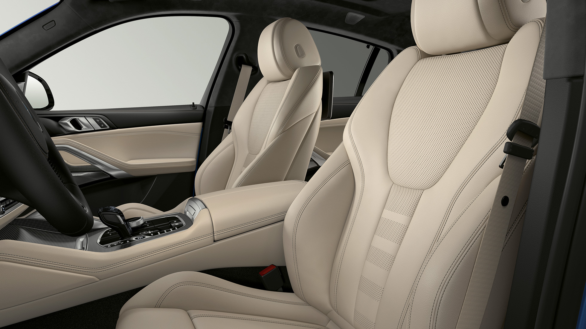 BMW X6 s opcijom opreme M Sport paket, presvlake. Unutrašnjost BMW-a X6 s opcijom opreme M Sport paket s fokusom na presvlake.