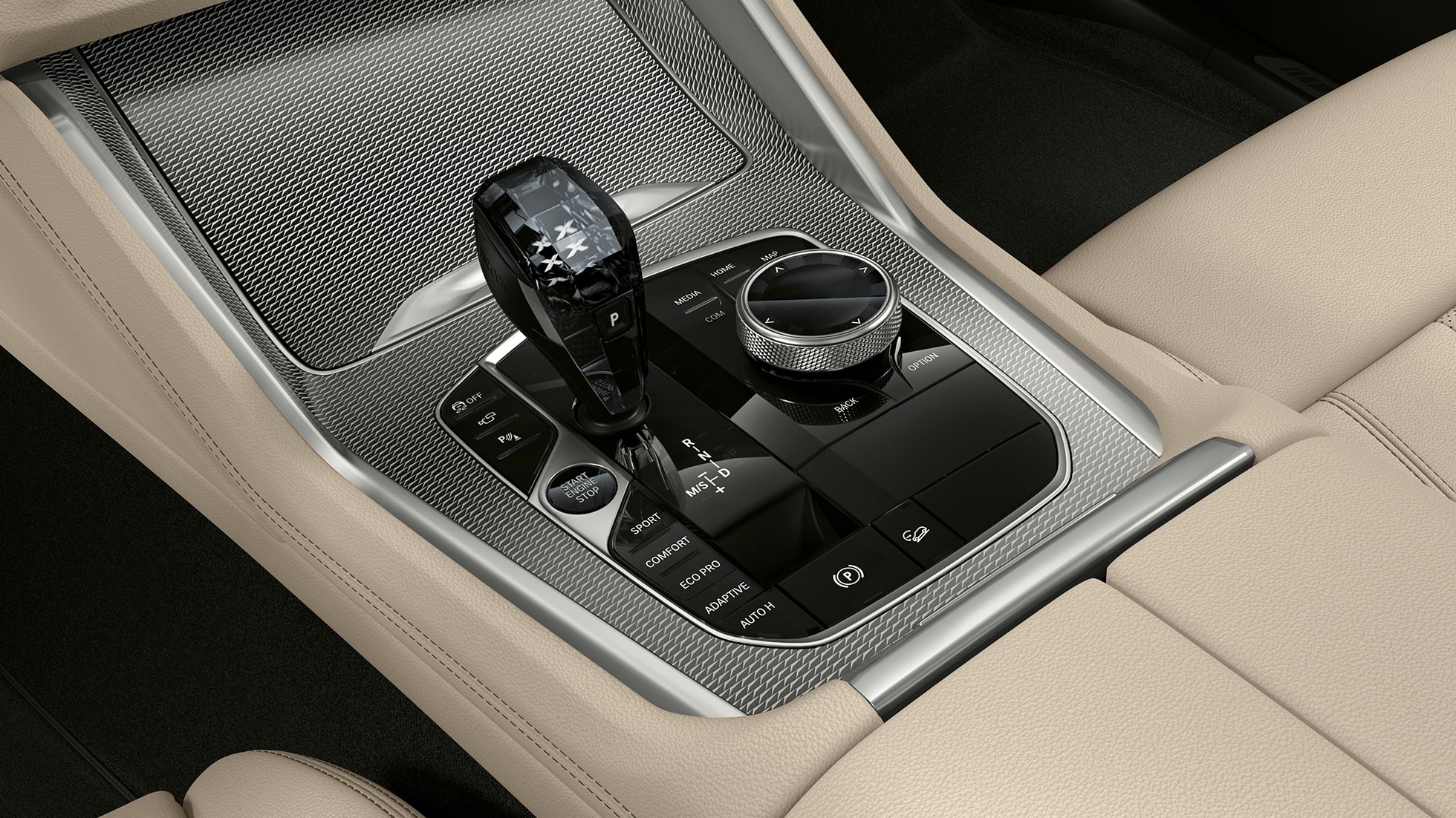 BMW X6 s opcijom opreme M Sport paket, središnja konzola. Unutrašnjost BMW-a X6 s opcijom opreme M Sport paket s fokusom na središnju konzolu.
