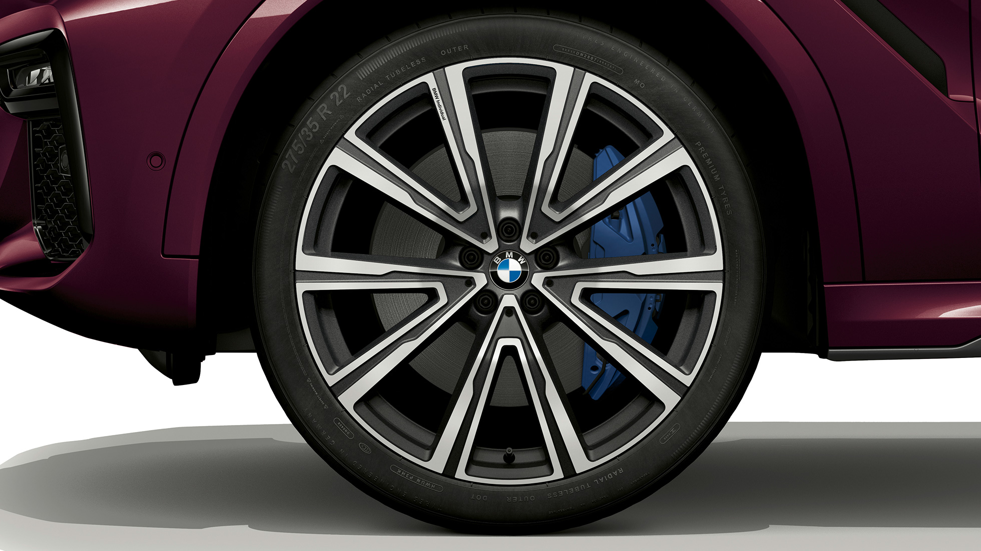 BMW X6 s opcijom opreme BMW Individual, lakometalni kotači. BMW-a X6 s opcijom opreme BMW Individual s fokusom na lakometalne kotače.