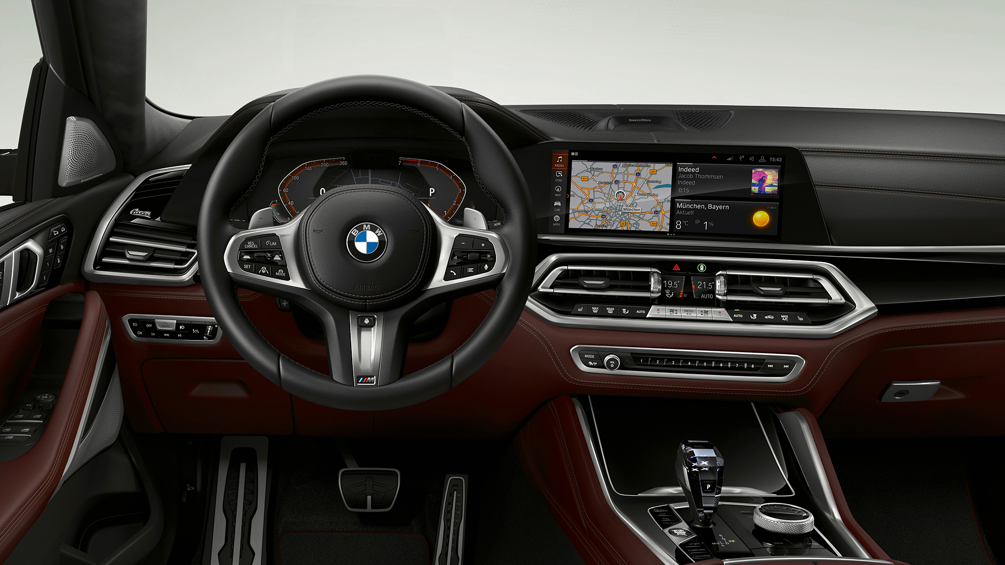 BMW X6 s opcijom opreme BMW Individual, kokpit. Unutrašnjost BMW-a X6 s opcijom opreme BMW Individual s fokusom na kokpit.
