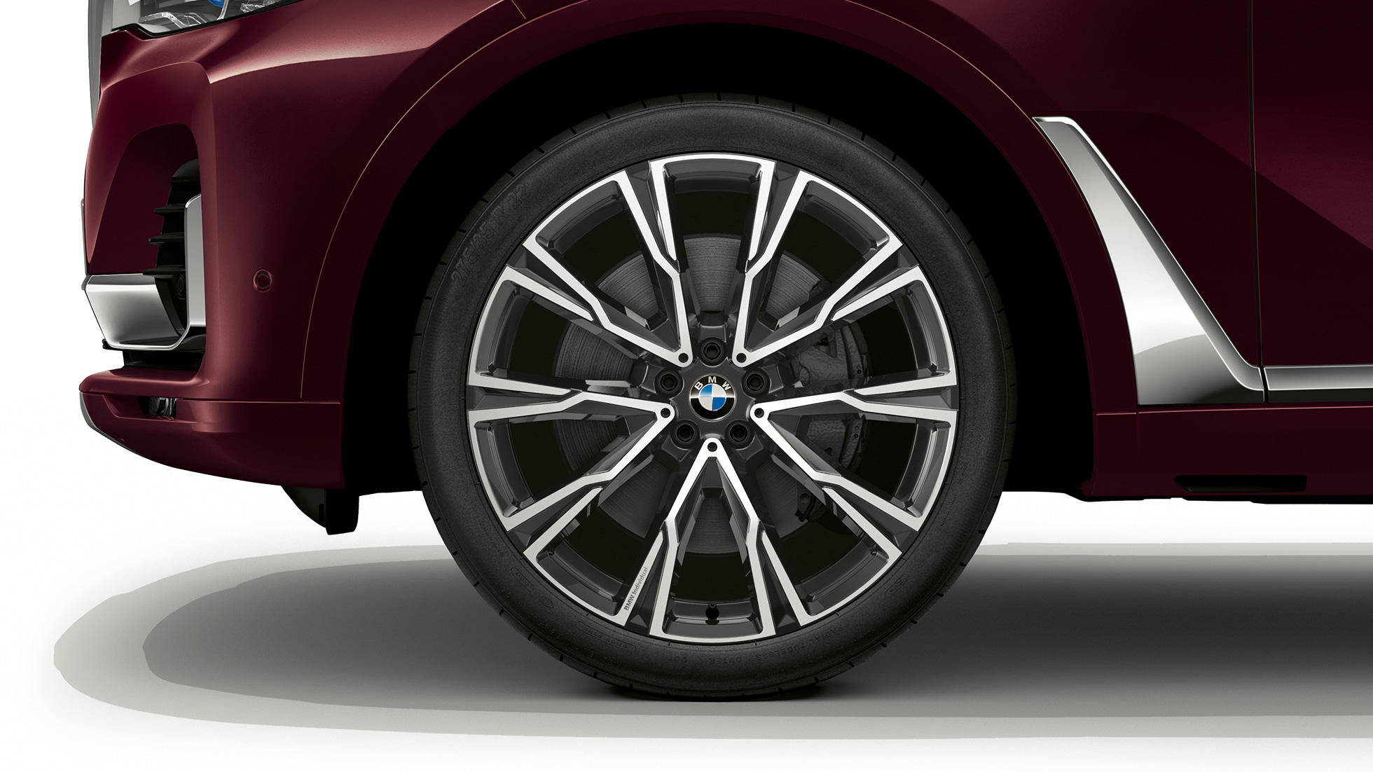 BMW X7, lakometalni kotači M Sport paketa Detaljan prikaz lakometalnih kotača BMW-a X7 sa značajkama M Sport paketa