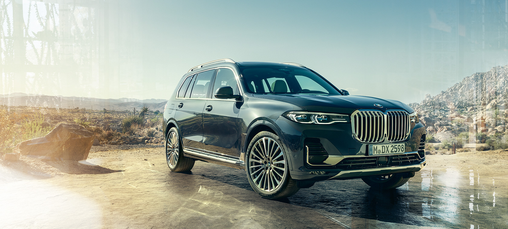 BMW X7, tročetvrtinski prikaz prednjeg kraja BMW X7 u Arctic Grey boji, stoji ispred pustinje, tročetvrtinski prikaz prednjeg kraja, G07 2019