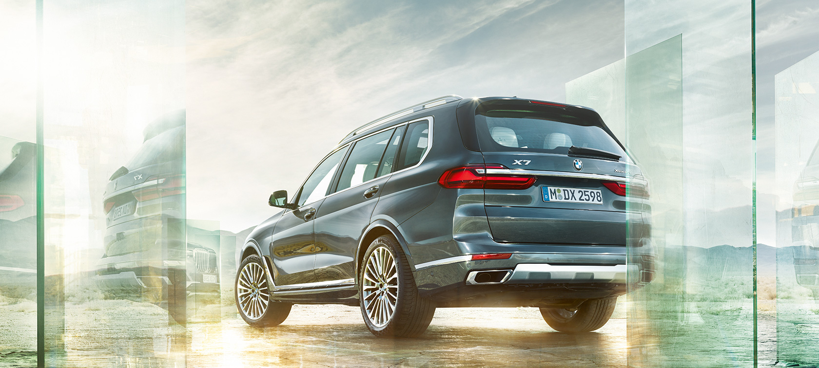 BMW X7 tročetvrtinski pogled straga u vožnji BMW X7 G07 2019 Arctic Grey tročetvrtinski pogled straga u vožnji