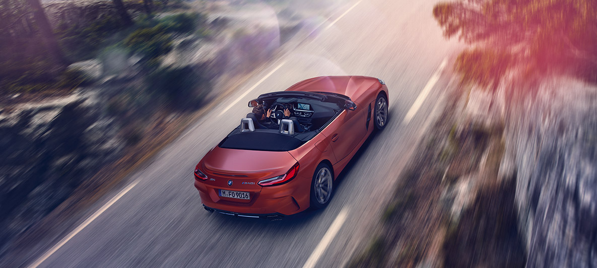 Narančast BMW Z4 First Edition u vožnji Narančast BMW Z4 First Edition u vožnji iz ptičje perspektive