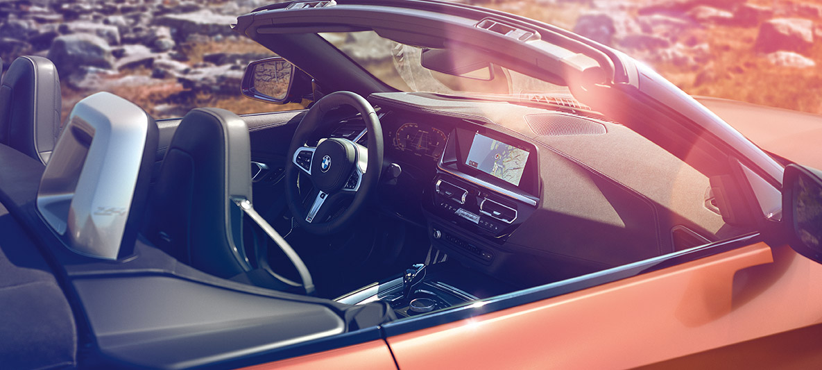 BMW Z4 First Edition s otvorenim krovom BMW Z4 First Edition s otvorenim krovom i pogledom na kokpit
