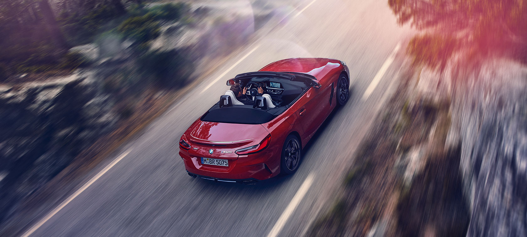 Prikaz BMW-a Z4 Roadster iz ptičje perspective Prikaz BMW-a Z4 Roadster iz ptičje perspective u pokretu